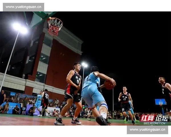 篮球赛激战正酣比分胶着双方拼抢激烈精彩瞬间回顾
